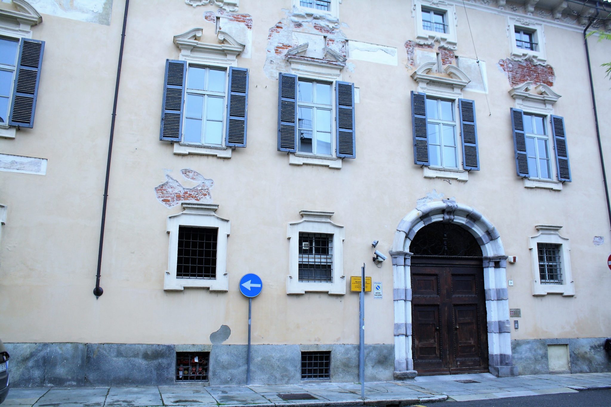 PALAZZO VERGA già dei BELLINI e dei CONFALONIERI DI BALOCCO poi BORMIOLI poi DE HALLOT DES HAYES poi CARESANA DI CARISIO